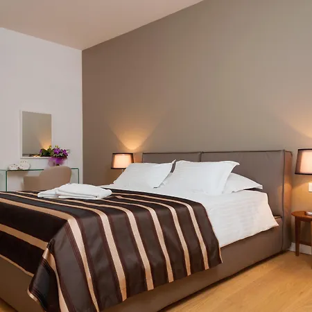 By Vestibul Palace Aparthotel 4*